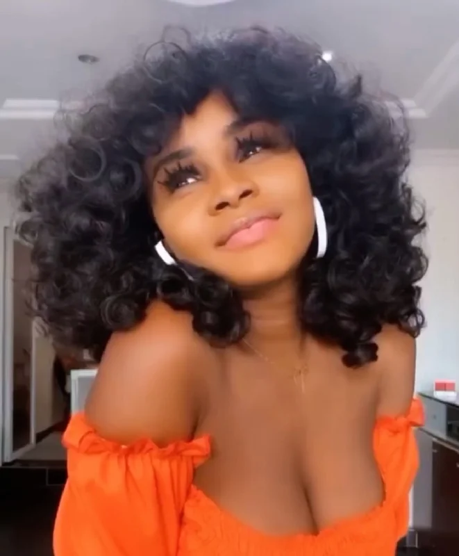 Human - hair curly wig with a bouncy and natural movementFiona Bounce